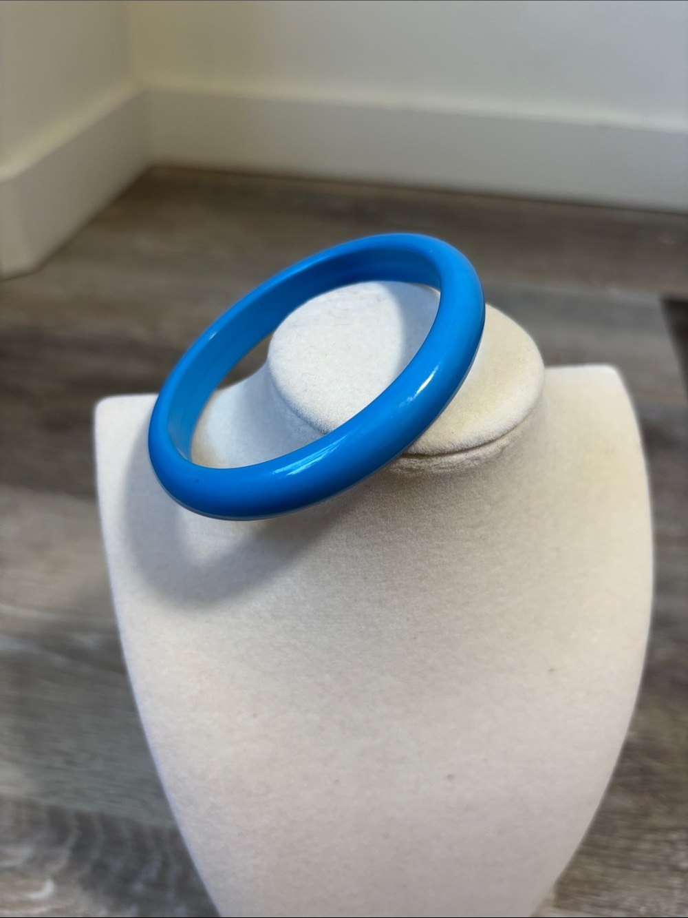 3/$10💕 Vintage Bright Blue Resin Bangle Bracelet